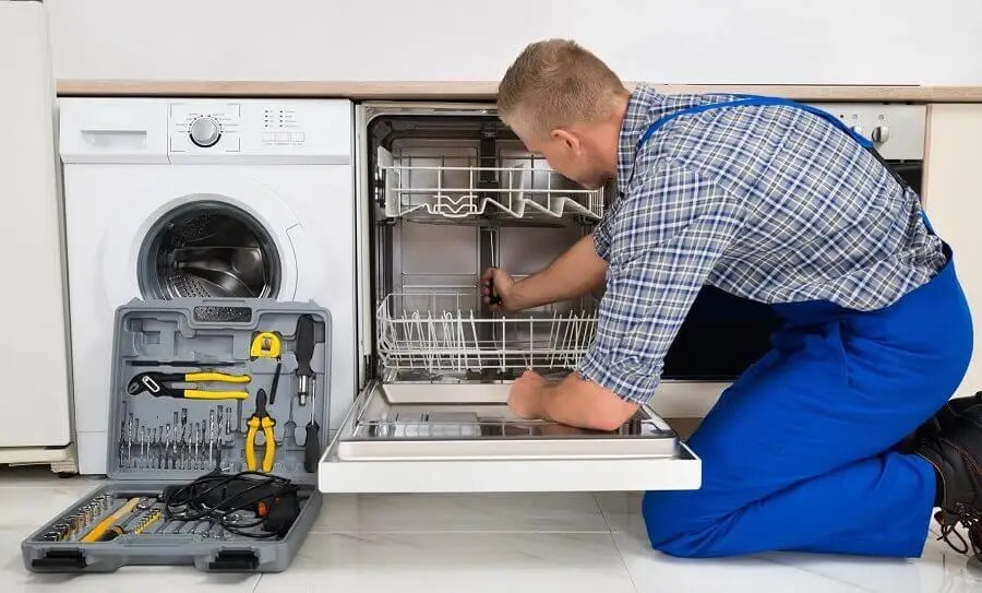 Kaynaşlı Finlux servisi teknisyen ekibi beyaz eşya tamiri yaparken
